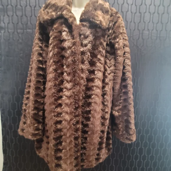 Dennis by Dennis basso Mid Length Faux Fur Coat Size Medium - Picture 5 of 9